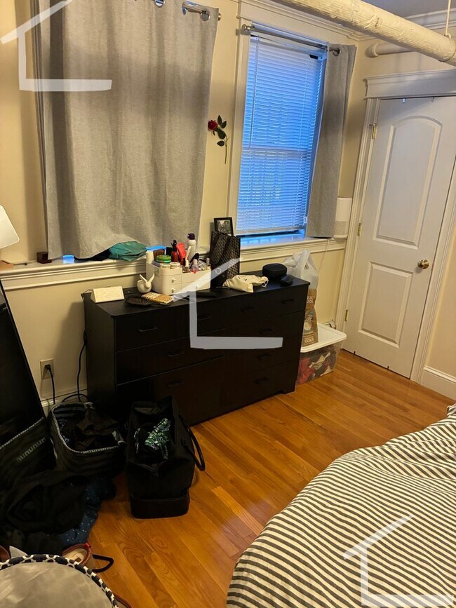 Building Photo - Nicely renovated 1 bed unit  near the Green Line