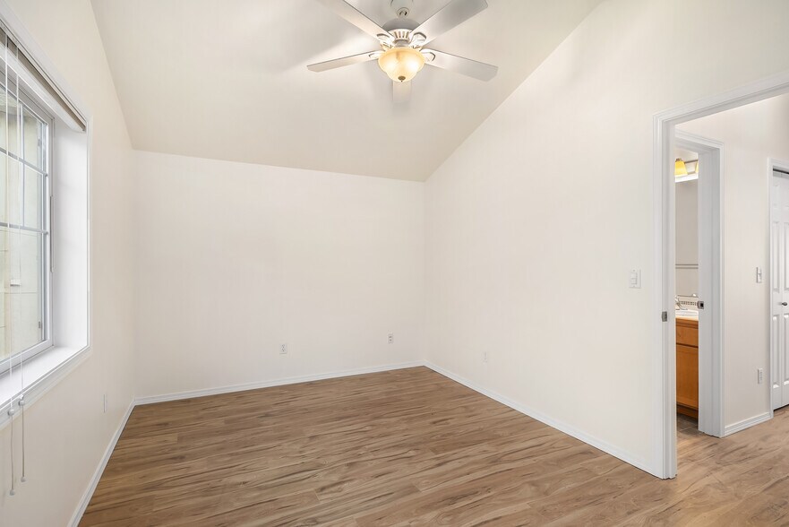 Building Photo - 11708 Greenwood Ave N