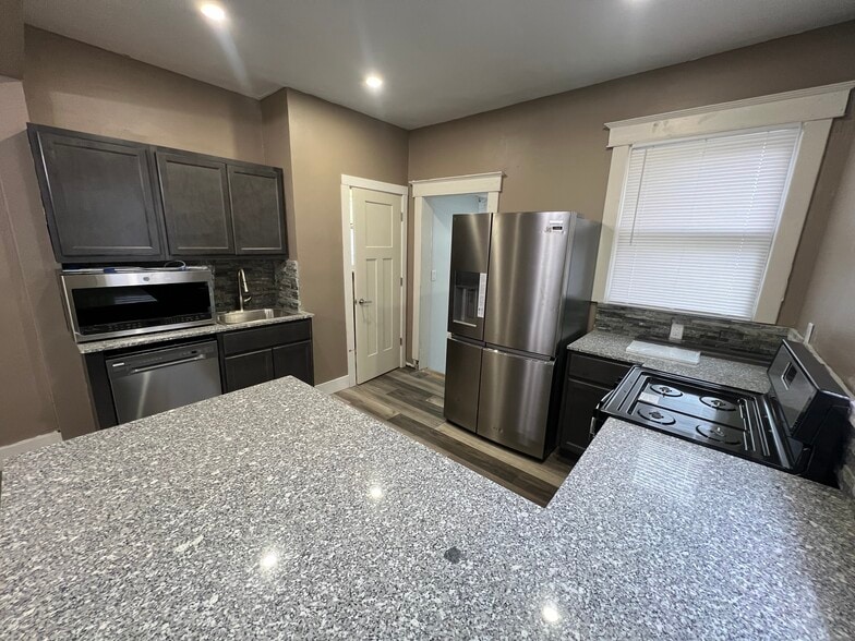 Building Photo - 610 W Armstrong Ave