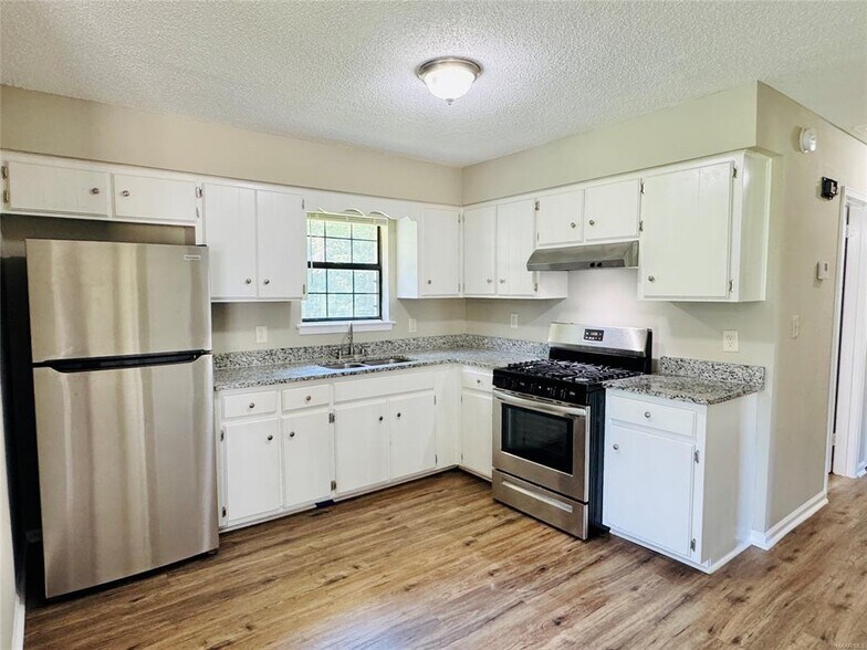 Building Photo - 731 St Martins Dr