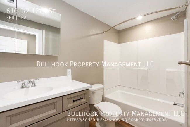 Building Photo - 610 1/2 12th St-