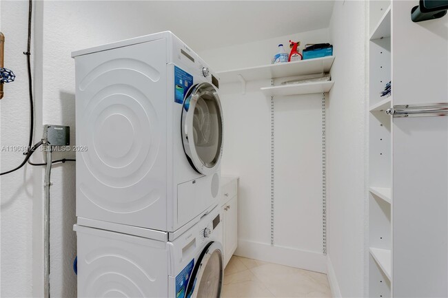 Building Photo - 7044 NW 115th Ct