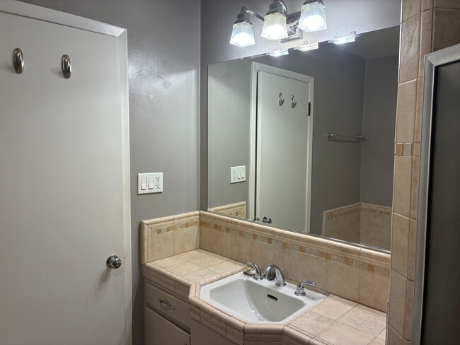 Building Photo - Beautiful 3 bedroom/1.5 bath Home in S. Land Park