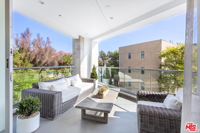 Building Photo - 460 N Palm Dr