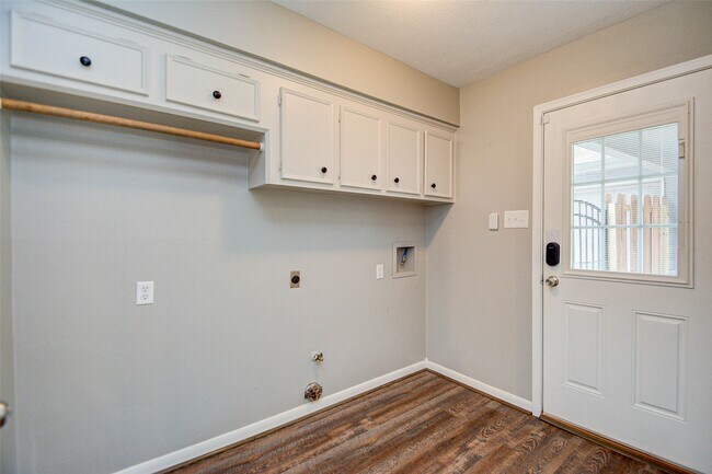 Building Photo - 6206 Rippling Hollow Dr