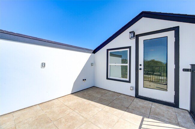 Building Photo - 2928 El Fenice Ln