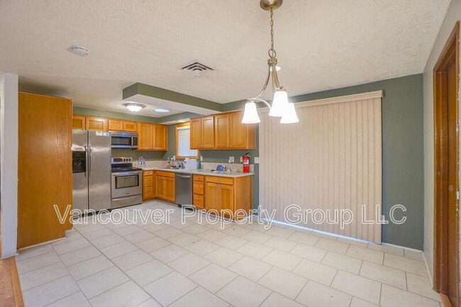 Building Photo - 403 NE 123rd Ave