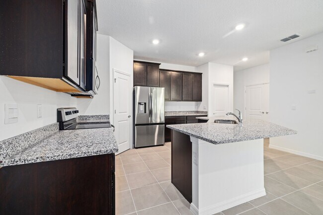 Building Photo - "WoodCreek Charming 3-Bed, 2-Bath Home with Granite Countertops and Screen in back porch on Bendi...