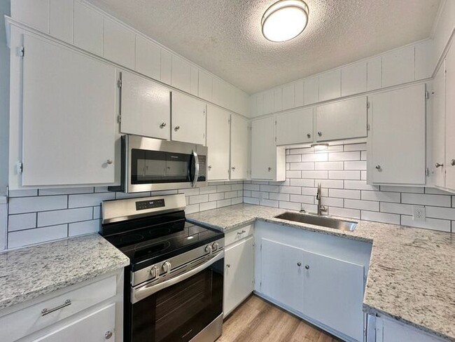 Building Photo - Tour Today! Newly Updated 2 Bedroom 1 Bath...