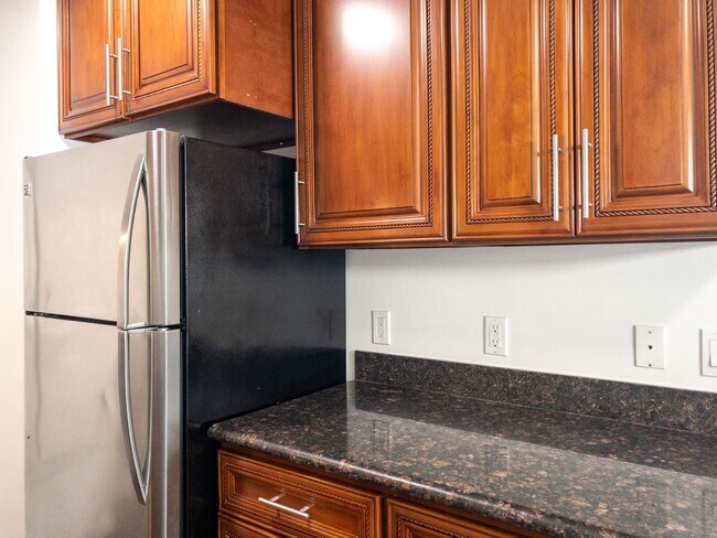Building Photo - 1BR/1BA Charmer! BAY VIEWS and Parking! Laundry On-Site! Balcony! PROGRESSIVE