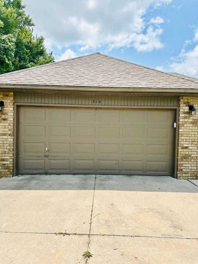 Building Photo - Beautiful All Brick Home in Nixa!