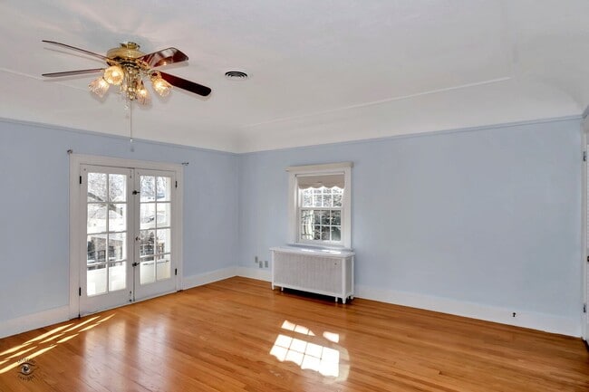 Building Photo - 1096 S Wildwood Ave