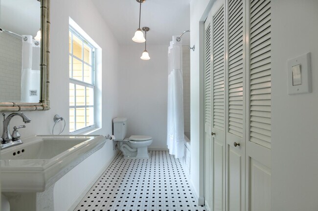 Building Photo - 336 Marlborough Pl
