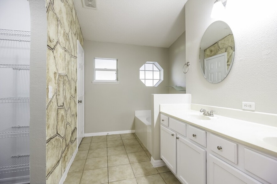 Building Photo - 11821 Pethrick Dr