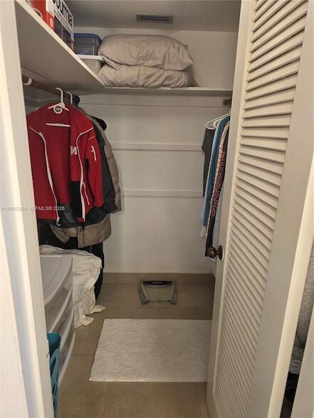 Building Photo - 2861 Leonard Dr