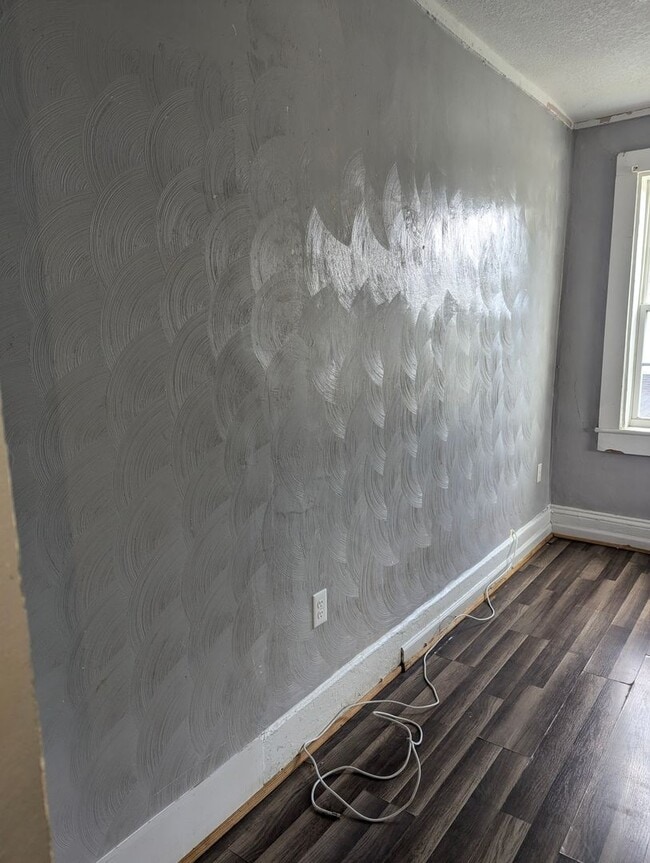 Building Photo - MOVE IN READY 4 Bedroom in the Heart of Portsmouth!