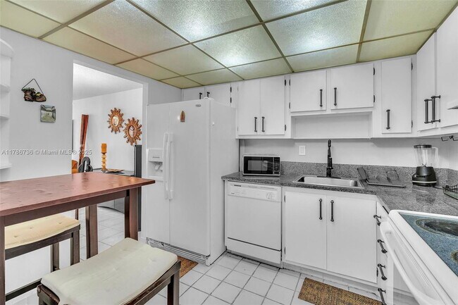 Building Photo - 1400 St Charles Pl