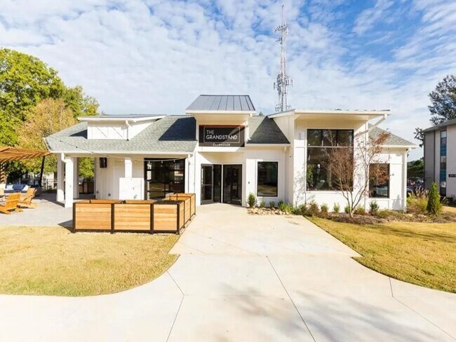 Building Photo - 3500 Windcliff Dr SE