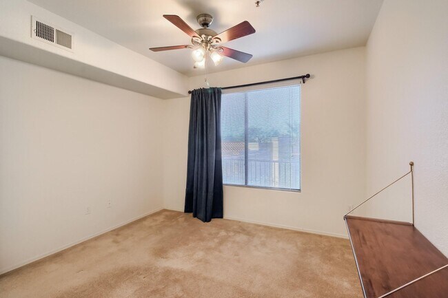 Building Photo - Bright & Spacious 2 Bed, 2 Bath Apartment