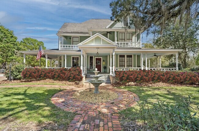 Building Photo - 205 SE 7th St