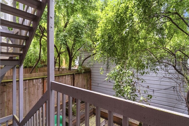 Building Photo - Lovely 2 Bed, 1 Bath Haight Ashbury Flat