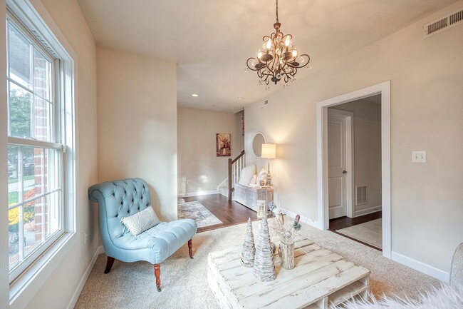 Building Photo - Beautifully appointed townhome