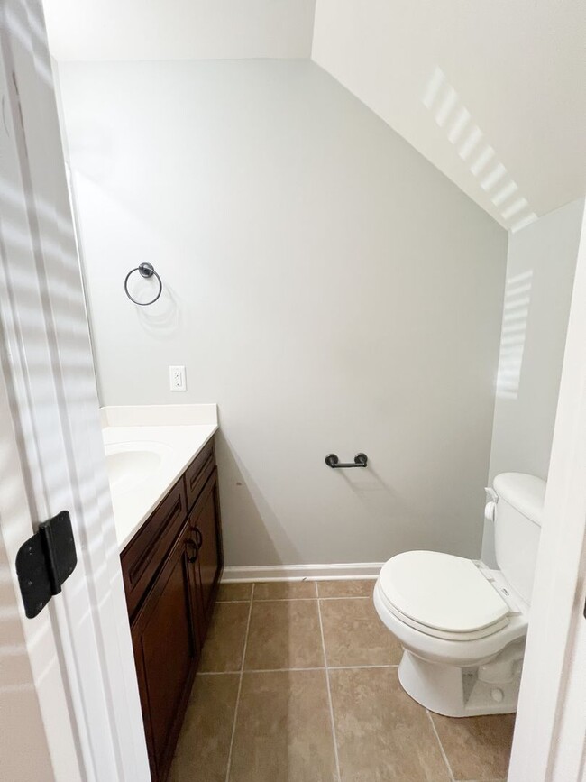 Building Photo - 2 Bedroom 1.5 Bath Townhome