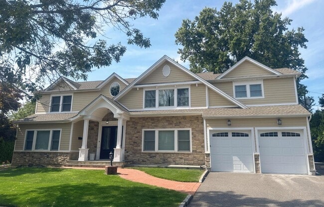 Building Photo - 11 Sagamore Way S