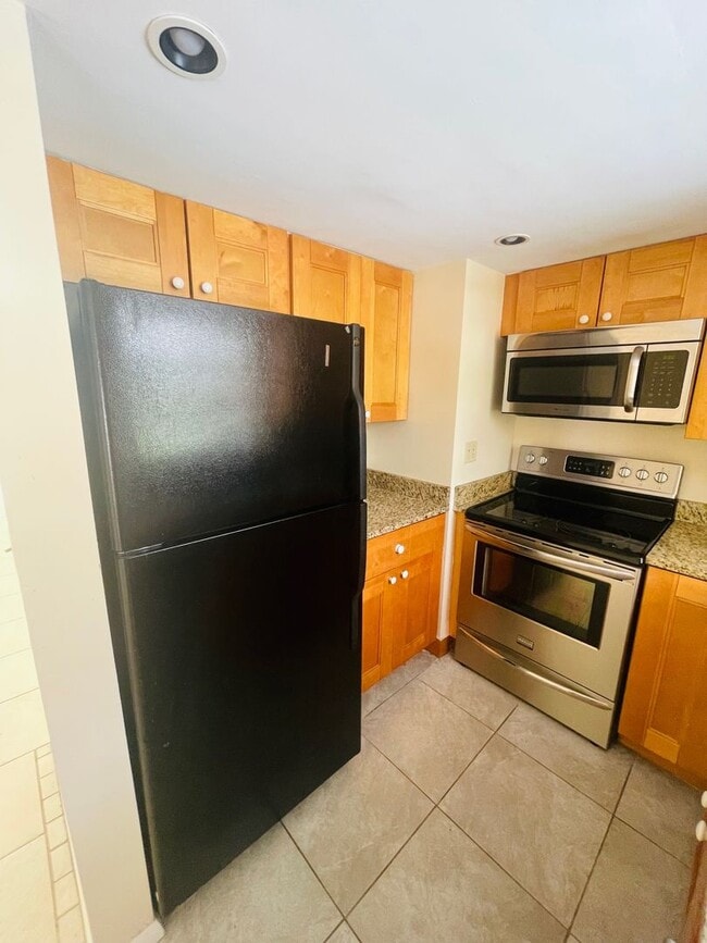 Building Photo - Spacious 2Bed/2Bath Home Avail. for Rent in Southgate Sarasota!!