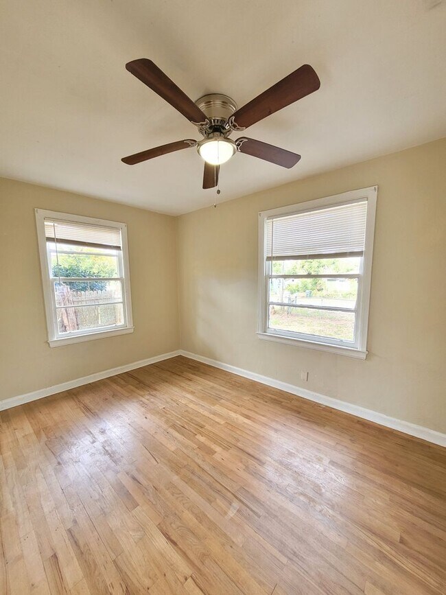 Building Photo - 5 Elegans Ave