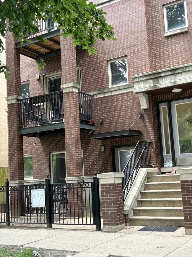 Primary Photo - 1226 S Blue Island Ave