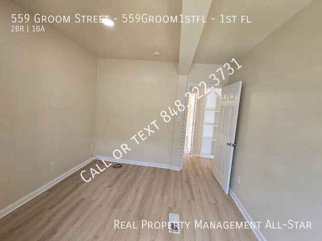 Building Photo - 559 Groom St