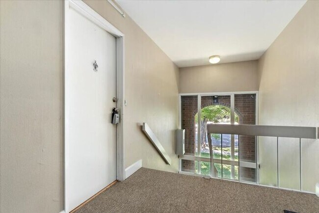 Building Photo - FOOTHILL 3 bed 2 bath Condo with Pool