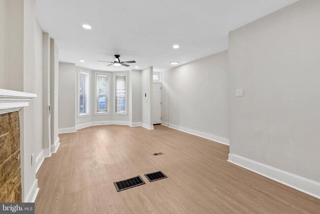 Building Photo - 35 E Collom St