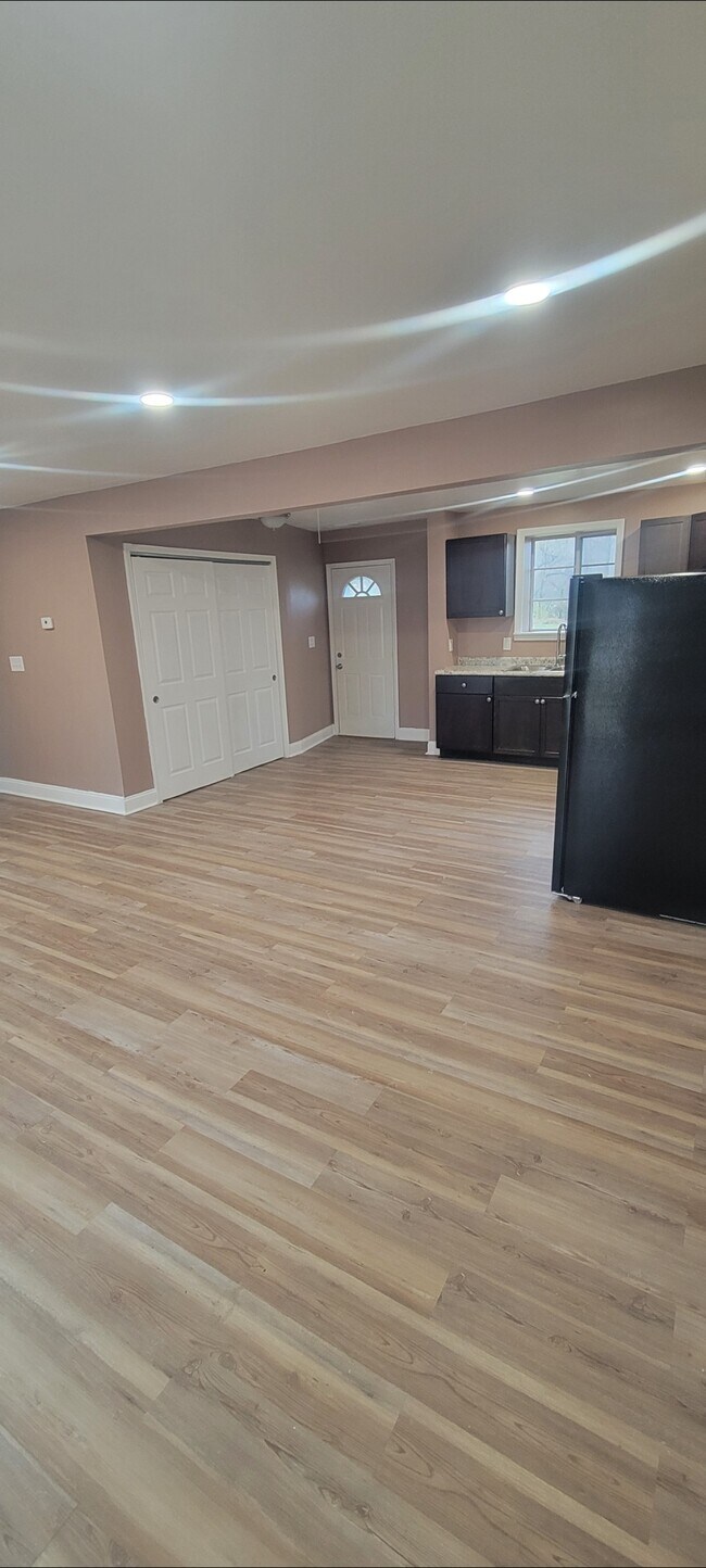 Building Photo - 7 Oak Ln