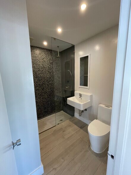 Building Photo - 2133 Calais Dr