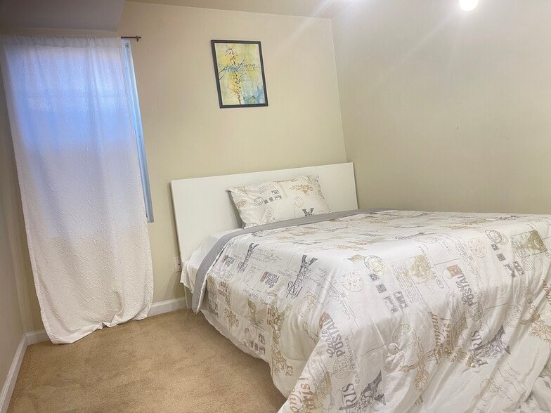 FURNISHED BEDROOM - 10410 Napoleon St
