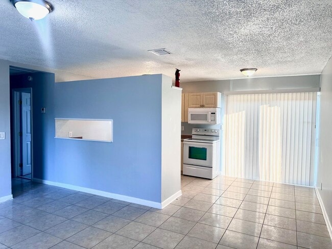 Building Photo - 9326 Sunrise Dr