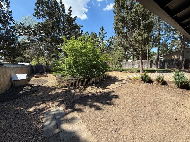 Building Photo - Beautiful 3 Bed/1 Bath Home with Large and Fenced Backyard - SE Bend