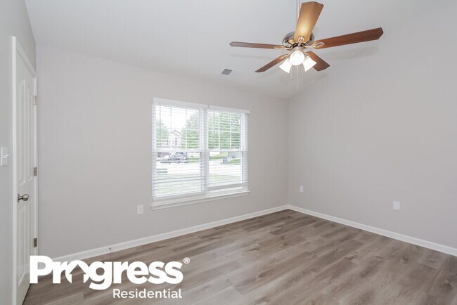 Building Photo - 10129 Green Hedge Ave