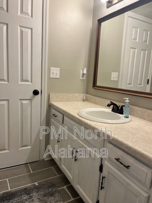 Building Photo - 2080 Woodlawn Dr SW