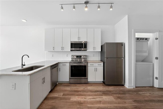 Building Photo - 525 Parkway Dr NE