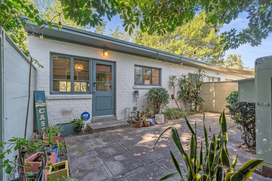 Building Photo - 5116 Village Grn