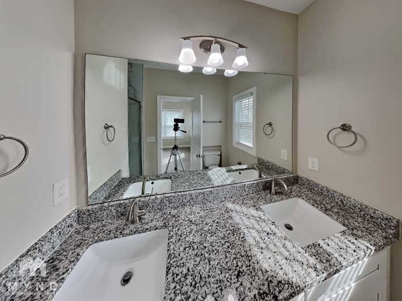 Building Photo - 2112 Middale St