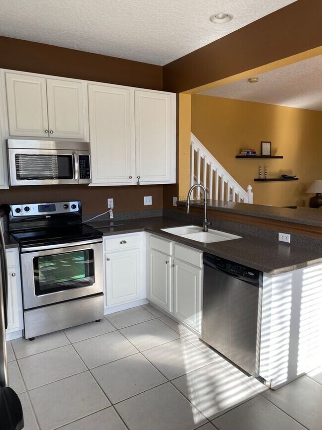 Building Photo - MOVE-IN SPECIAL!!! Townhome 3 Bedroom/2.5 Bathroom in Winter Park in a gated community