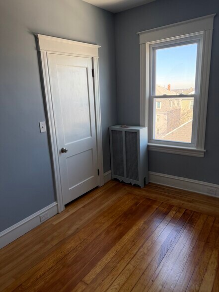 Building Photo - 37 Day St