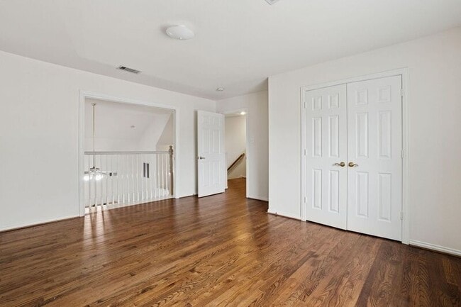 Building Photo - 2036 Camelot Dr