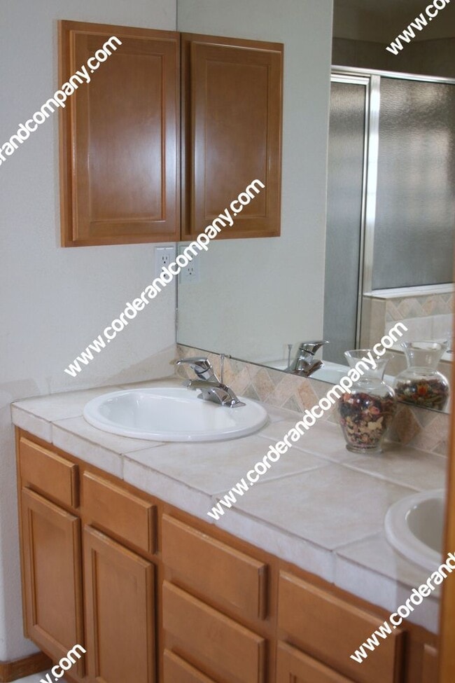 Building Photo - Beautiful 4 Bedroom, 2 Bathroom, 2 Car Gar...