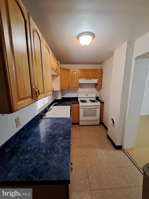 Building Photo - 528 Hart Ln
