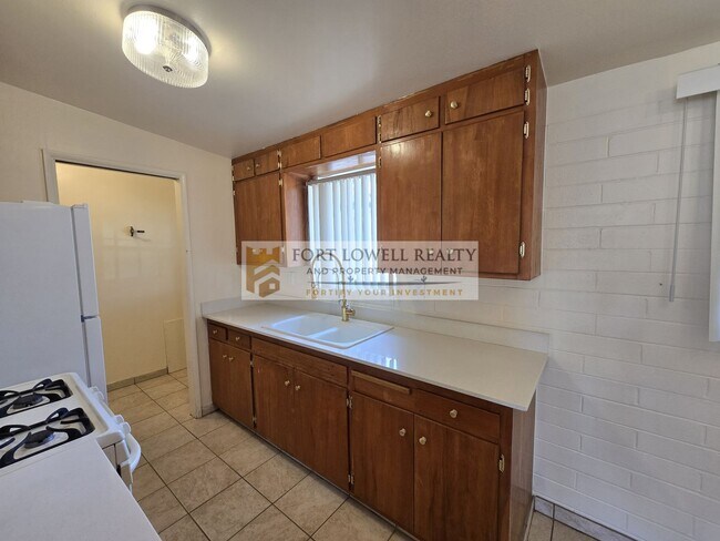 Building Photo - 2640-2642 N Santa Rita Ave